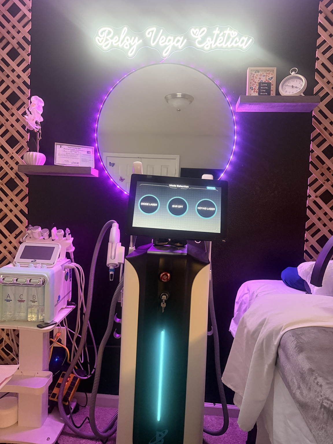 Estudio Belsy Vega Estética en Charlotte con equipo de láser y letrero iluminado